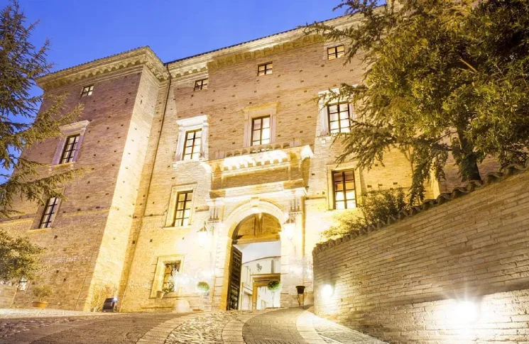 Foto frontale del Castello Chiola